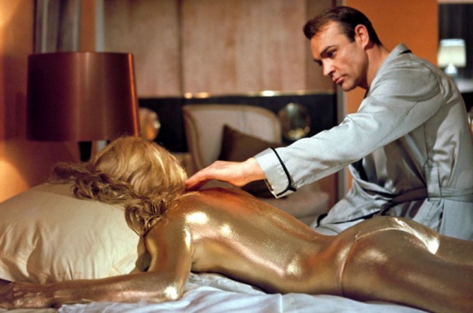 Per MAGNIFICHE VISIONI: Proiezione di Agente 007 Missione Goldfinger di G. Hamilton e presentazione di James Bond. Fenomenologia di un mito (post)moderno di Matteo Pollone.