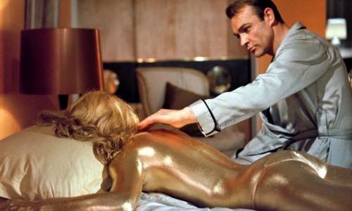 Per MAGNIFICHE VISIONI: Proiezione di Agente 007 Missione Goldfinger di G. Hamilton e presentazione di James Bond. Fenomenologia di un mito (post)moderno di Matteo Pollone.