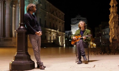 I Kings of Convenience cantano Una ragazza in due dei Giganti: il video