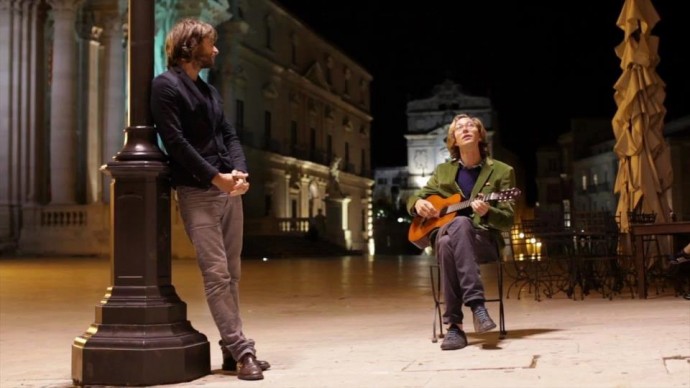 I Kings of Convenience cantano Una ragazza in due dei Giganti: il video