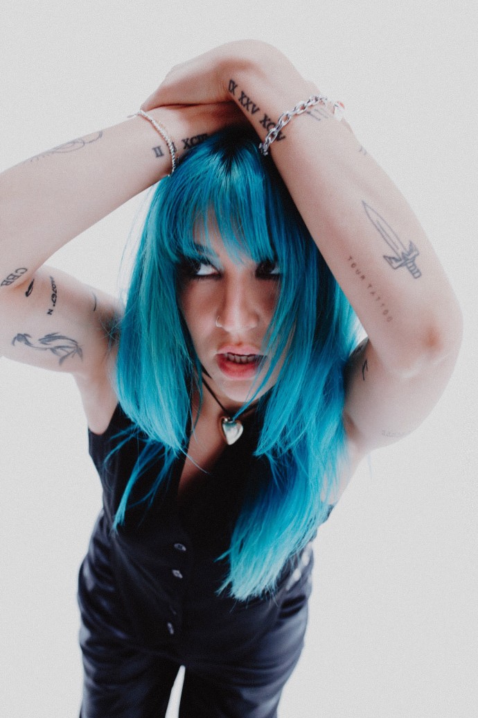 Charlotte Sands_l'artista americana, cresciuta nel segno del pop-punk, arriva in Italia in occasione del tour mondiale il 31 maggio 24 al Legend di Milano