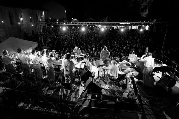 QUANDO ERAVAMO SWING - Tre allegri ragazzi morti & Abbey Town Jazz Orchestra - Stasera, venerdì 31 luglio al Circolo Magnolia